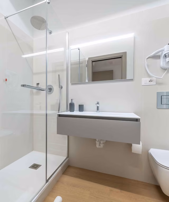 Bagno privato de Le Dimore con doccia e rivestimenti chiari