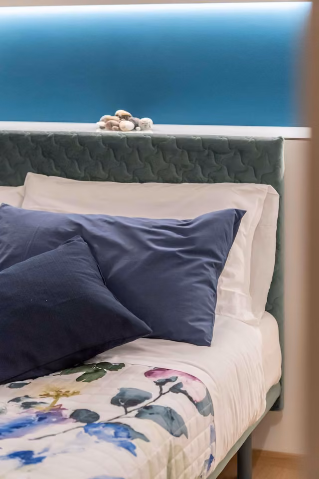 Camera matrimoniale con letto bianco e cuscini de Le Dimore a Ortona