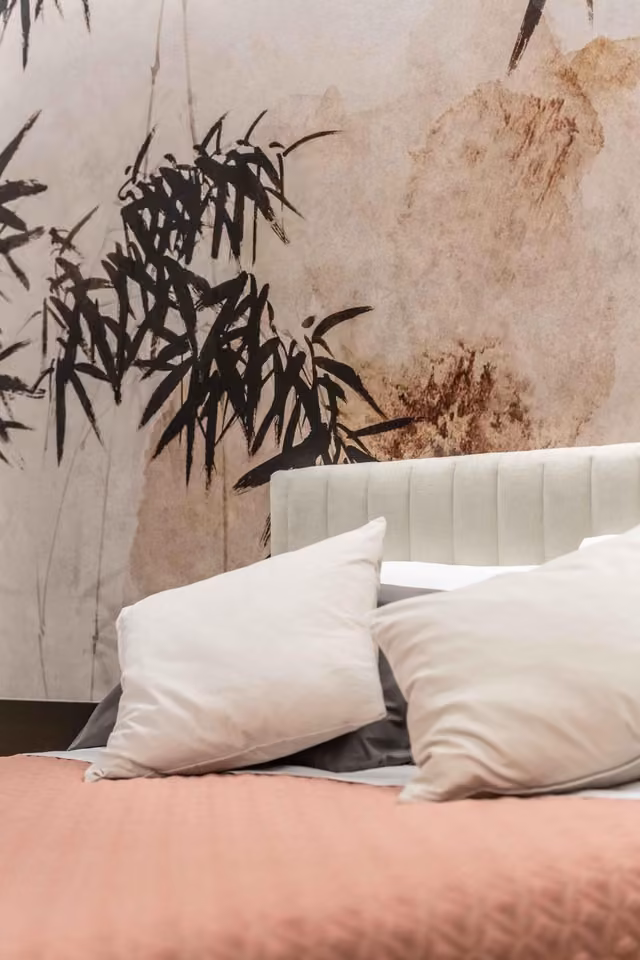 Letto con cuscini bianchi in una camera da letto de Le Dimore